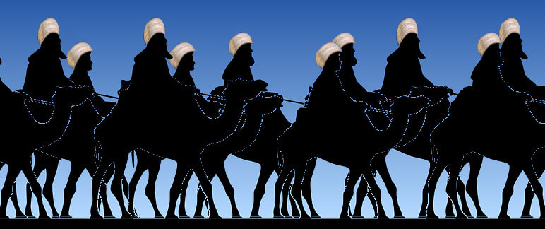 Siluetas negra de no uno ni dos ni tres sino muchos reyes magos con turbante de zoroastro montados en camellos sobre fondo azul